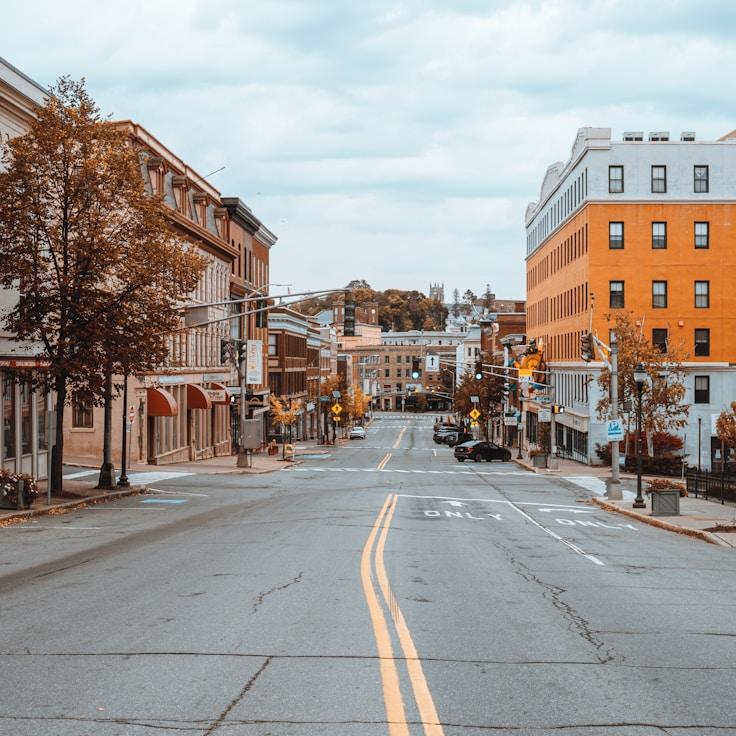 Parents evaluating schools in France